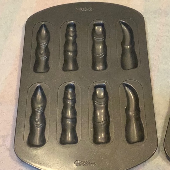 Wilton nonstick witch finger and vampire teeth cake baking molds Halloween - Picture 2 of 7